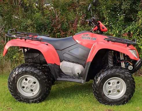 Röd fyrhjuling Arctic Cat 650 4X4 stulen i Bengtsfors
